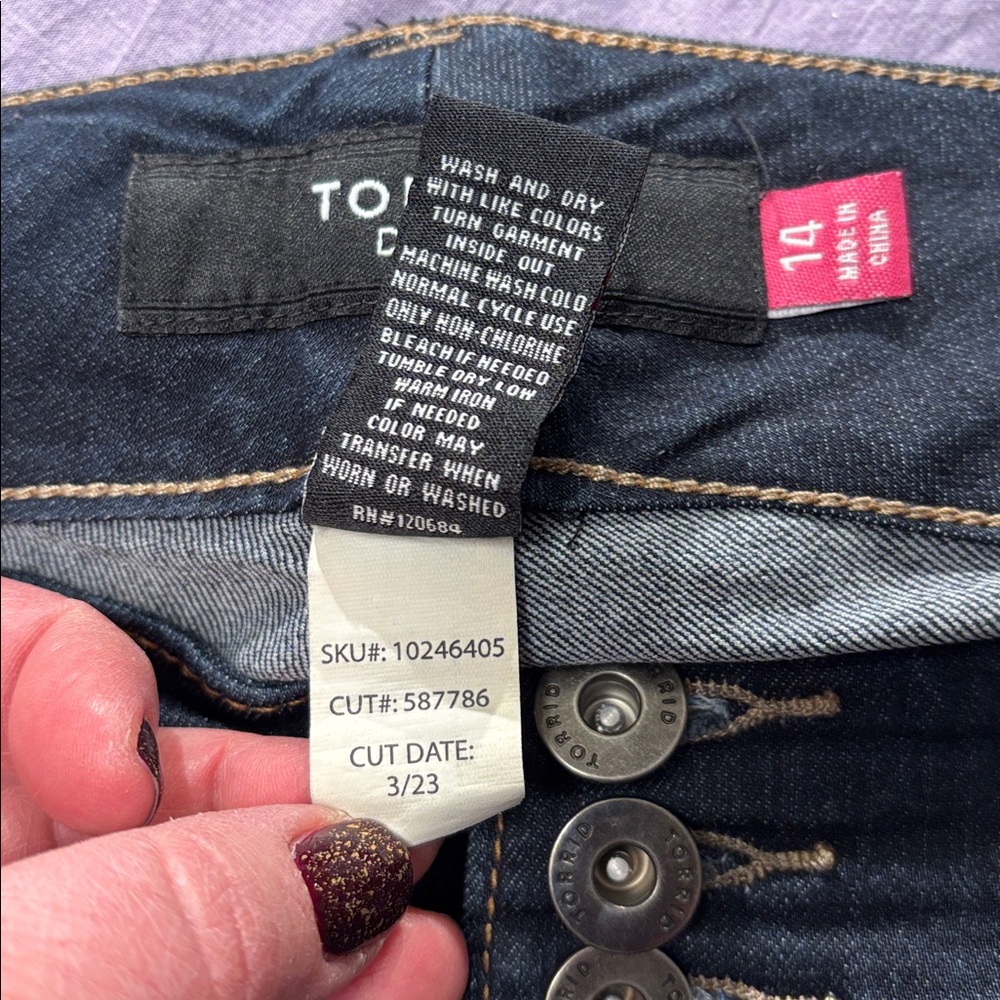 Torrid crop jeans in size 14 dark wash, lots of stretch. - Picture 11 of 12